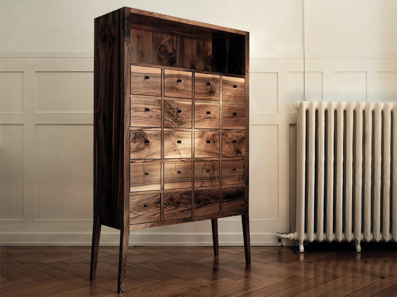 Schubladenschrank in «Frümsner» Nussbaum